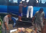 Sadis Kareta Api Tabrak Bus
