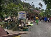 Tanah Longsor Hancurkan Rumah Warga