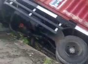 Truk Kontainer Terbalik di Tanete Riaja, Warga Keluhkan Jalan Rusak