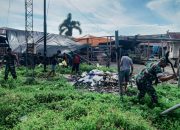 TNI dan Warga Gotong Royong Bersihkan Pasar Sentral Takalala
