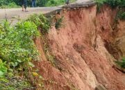Bupati Barru Tinjau Jalan Terdampak Longsor di Pujananting, Warga Harapkan Perbaikan Segera