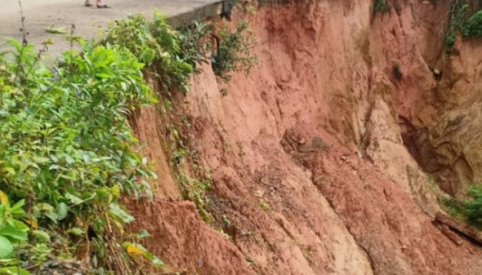Bupati Barru Tinjau Jalan Terdampak Longsor di Pujananting, Warga Harapkan Perbaikan Segera