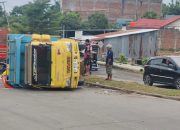 Truk Bermuatan Beras Terguling di Jalan Sawerigading, Tabrak Tiang Listrik