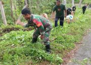 TNI dan Warga Citta Gotong Royong Bersihkan Ruas Jalan Dusun Belawa