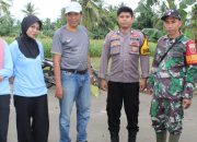 Bersama Warga, Babinsa, Kades dan KKN Gotong Royong Bersihkan Parit