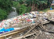 Sampah Menumpuk di Bantaran Sungai Belakang SDN 161 Karya Cabbenge, Warga Resah