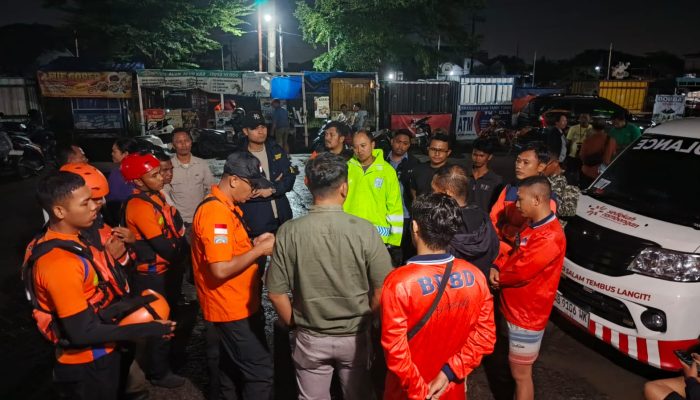Polres Gresik bersama BPBD Bergerak Cepat Evakuasi Korban Terseret Selokan di Driyorejo Ditemukan Meninggal Dunia