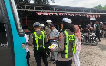 Pastikan Keselamatan Peziarah, Satlantas Polres Gresik Gelar Ramp Check Bus Pariwisata di Kawasan Sunan Giri