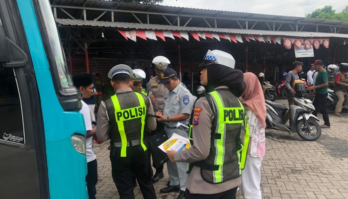 Pastikan Keselamatan Peziarah, Satlantas Polres Gresik Gelar Ramp Check Bus Pariwisata di Kawasan Sunan Giri