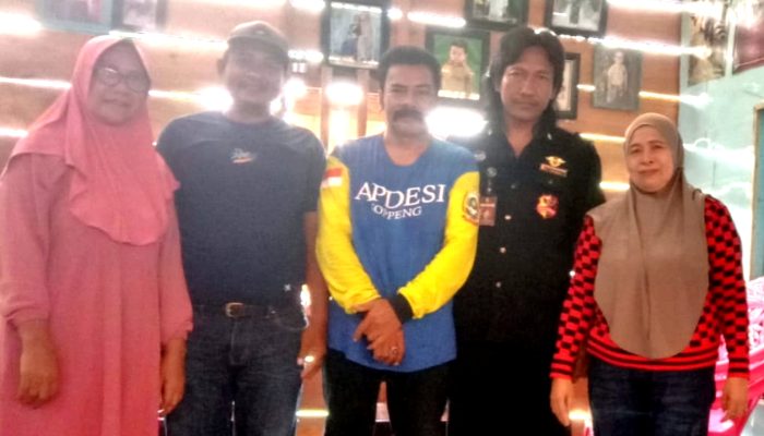 Pererat Silaturahmi, Iwan Sanjaya Kunjungi Rumah Pak Annis Anggota Media Center Investigasi Soppeng