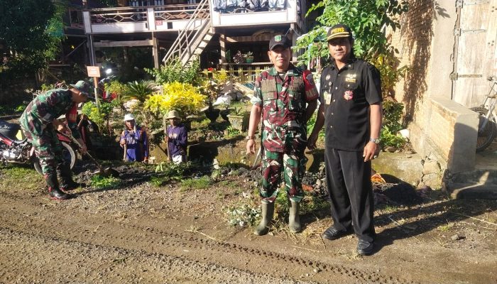 SEMANGAT KEBERSAMAAN: GOTONG ROYONG BERSIHKAN URAT NADI PERTANIAN DI KACA   