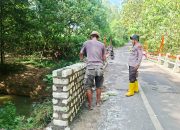Wujudkan Sinergitas, Kasat Binmas Polres Pamekasan Terjun Langsung Gotong Royong Bangun Jembatan Penghubung Desa