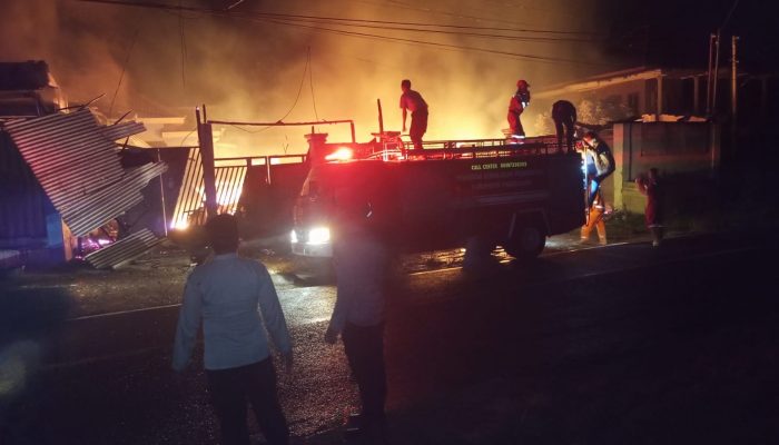 Gudang Kayu dan Toko Bangunan di Pasean Hangus Terbakar, Kerugian Ditaksir Capai Rp 2 Miliar