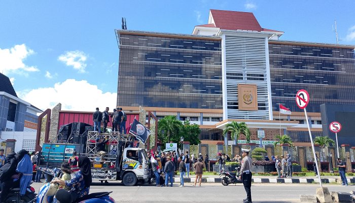 PETIR Bakar Semangat Massa di Depan Kejati Kaltim: “Rakyat Tidak Akan Mundur!”
