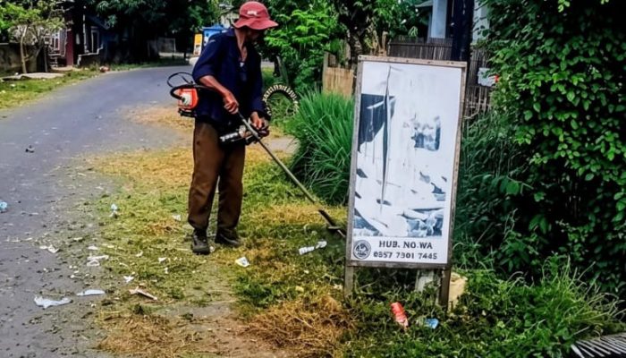 Kepala Dusun Kampung Beru Turun Langsung Jaga Kebersihan Lingkungan