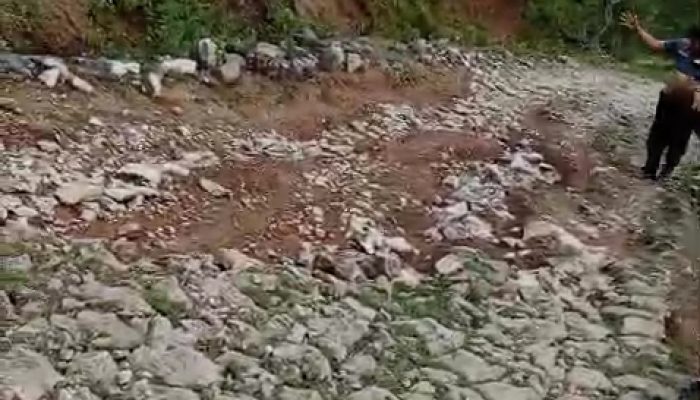 Warga Bunga Ejae Pertanyakan Tanggung Jawab Pemerintah atas Jalan Rusak yang Tak Kunjung Diperbaiki