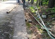 H. Muhtar Biayai Pekerjaan Bahu Jalan dan Saluran Air di Jalan Kayangan, Masih Dalam Tahap Pengerjaan