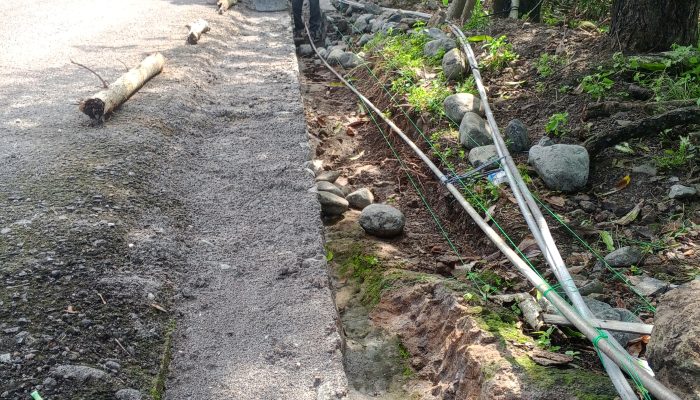 H. Muhtar Biayai Pekerjaan Bahu Jalan dan Saluran Air di Jalan Kayangan, Masih Dalam Tahap Pengerjaan
