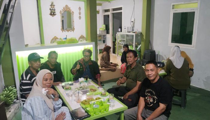 Silaturahmi Alumni SMP Letting 1990 di Warkopindo, Rusmin Berbagi Pengalaman Merantau, Jurnalistik dan Pesan Kehidupan