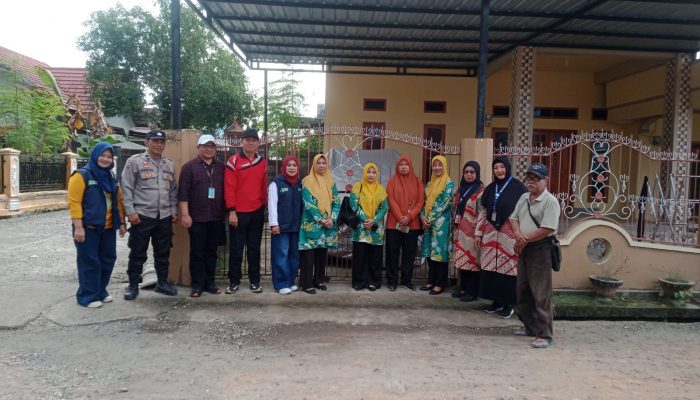 Camat Patampanua Bersama Tim Kemenkes Turun Langsung Pimpin Kerja Bakti Pemberantasan Jentik di Kelurahan Benteng
