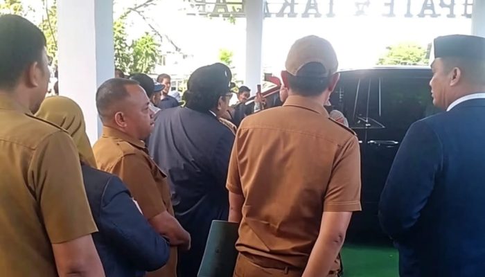 Usai Rapat Paripurna DPRD, Bupati Takalar Dihadang Aksi Massa di Halaman Kantor DPRD