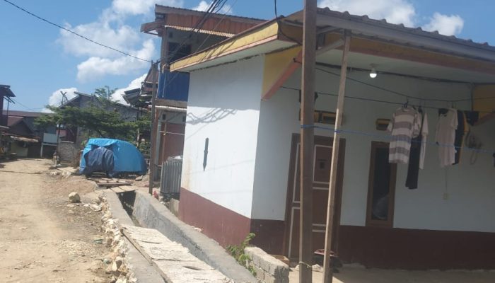 Tiang Listrik dari Kayu di Lorong TPA Desa Labota Disorot Warga, PLN Diminta Tingkatkan Pelayanan