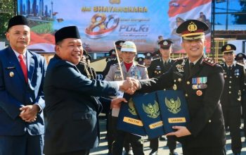Bupati Takalar Hadiri HUT Bhayangkara ke-80, Serahkan Hibah Empat Bidang Tanah untuk Polres Takalar Menulis