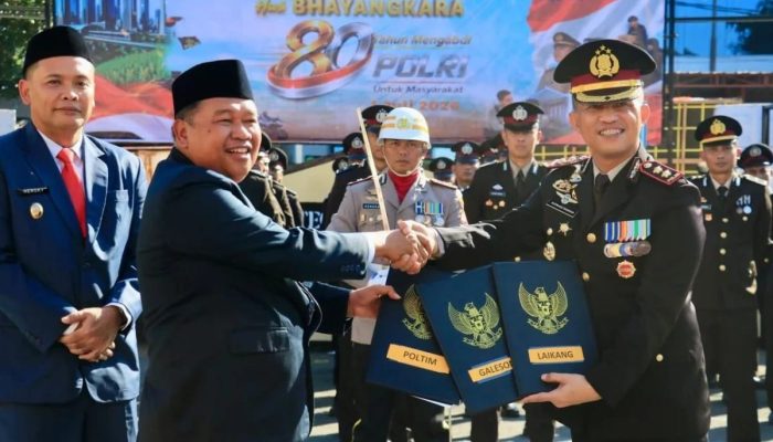 Bupati Takalar Hadiri HUT Bhayangkara ke-80, Serahkan Hibah Empat Bidang Tanah untuk Polres Takalar Menulis