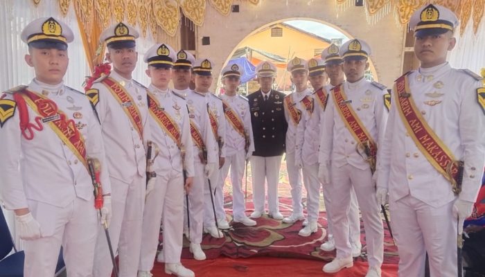 MUHANNABI SE JABAT INSPEKTUR PEDANG PORA ANGKATAN 62 DALAM RANGKA PERNIKAHAN MAHENDRA-ANDI TENRI