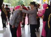 Resmi Jabat Kapolres Pamekasan, AKBP Wahyu Hidayat Disambut Tradisi Gerbang Pora dan Apel Kesatuan  ​