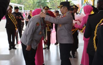 Resmi Jabat Kapolres Pamekasan, AKBP Wahyu Hidayat Disambut Tradisi Gerbang Pora dan Apel Kesatuan  ​