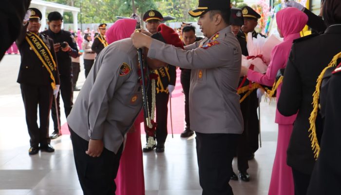 Resmi Jabat Kapolres Pamekasan, AKBP Wahyu Hidayat Disambut Tradisi Gerbang Pora dan Apel Kesatuan  ​
