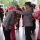 Resmi Jabat Kapolres Pamekasan, AKBP Wahyu Hidayat Disambut Tradisi Gerbang Pora dan Apel Kesatuan  ​