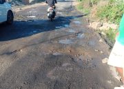 Berminggu-minggu Pipa PDAM Bocor di Lawo Ompo Soppeng, Pengendara Motor Jadi Korban Jalan Licin