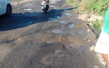 Berminggu-minggu Pipa PDAM Bocor di Lawo Ompo Soppeng, Pengendara Motor Jadi Korban Jalan Licin