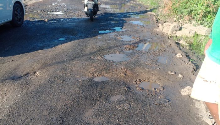 Berminggu-minggu Pipa PDAM Bocor di Lawo Ompo Soppeng, Pengendara Motor Jadi Korban Jalan Licin
