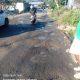 Berminggu-minggu Pipa PDAM Bocor di Lawo Ompo Soppeng, Pengendara Motor Jadi Korban Jalan Licin