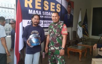 Reses Masa Sidang V, Achmad Daeng Se’re Serahkan Helm dan Kaos kepada Komunitas Bentor