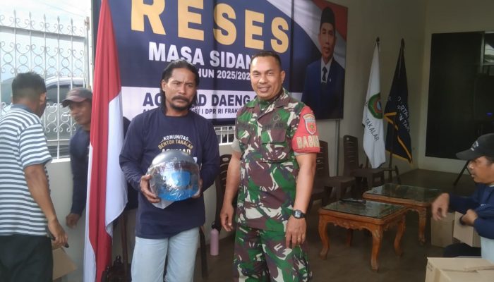 Reses Masa Sidang V, Achmad Daeng Se’re Serahkan Helm dan Kaos kepada Komunitas Bentor