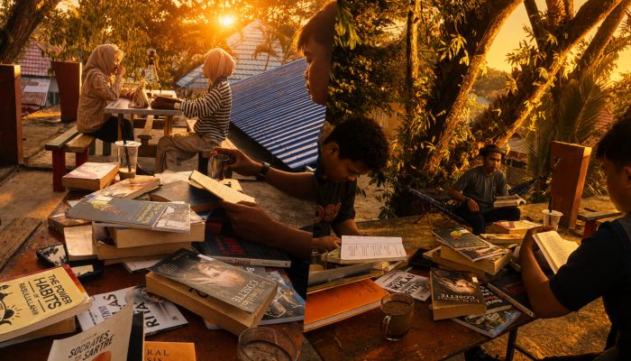 Berliterasi dengan Cara Unik, Tenggara Reading House Hadirkan “Literasi on The Roof”, Membaca di Atas Atap Sembari Menikmati Senja