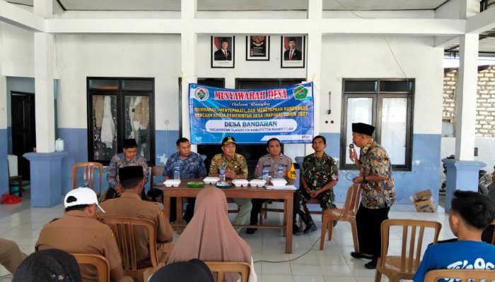 Polsek Tlanakan Hadiri Musrenbangdes Desa Bandaran, Kawal Perencanaan Pembangunan Tepat Sasaran