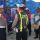Antisipasi Jalan Licin Akibat Air Garam, Satlantas Polres Pamekasan Edukasi Sopir Truk Angkutan di Pademawu