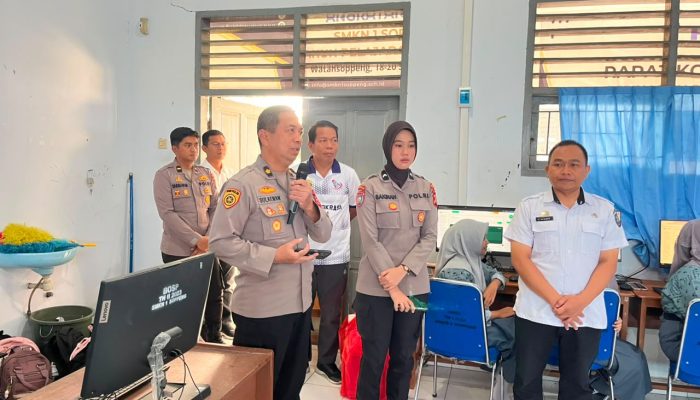 Tingkatkan Literasi Digital Pelajar, Polres Soppeng Edukasi Pemanfaatan AI di SMKN 1 Soppeng
