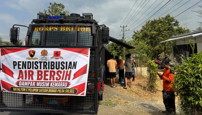 Dampak Kemarau, Tim Gabungan Salurkan 35 Ribu Liter Air Bersih ke Warga di Wajo