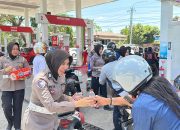 ​HUT Lalu Lintas ke-71, Polwan Polres Soppeng Bagikan Air Minum untuk Pengendara di Antrean SPBU