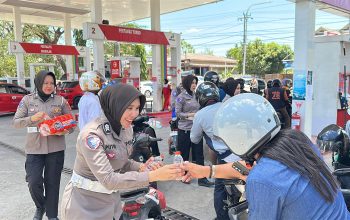 ​HUT Lalu Lintas ke-71, Polwan Polres Soppeng Bagikan Air Minum untuk Pengendara di Antrean SPBU