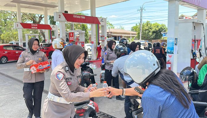 ​HUT Lalu Lintas ke-71, Polwan Polres Soppeng Bagikan Air Minum untuk Pengendara di Antrean SPBU