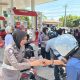 ​HUT Lalu Lintas ke-71, Polwan Polres Soppeng Bagikan Air Minum untuk Pengendara di Antrean SPBU