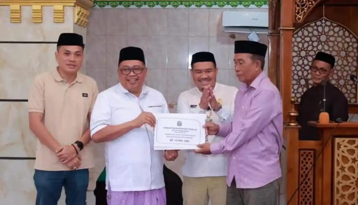 Safari Jumat di Banyuanyara, Bupati Serahkan Bantuan Masjid dan Pekuburan