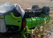 Truk Antre Solar Ditabrak dari Belakang, Terguling hingga Masuk Persawahan di Soppeng